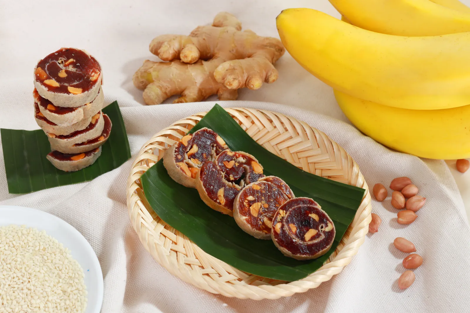 Rondelles de nougat VIVINA sur une feuille de bananier, avec gingembre, sésame et bananes