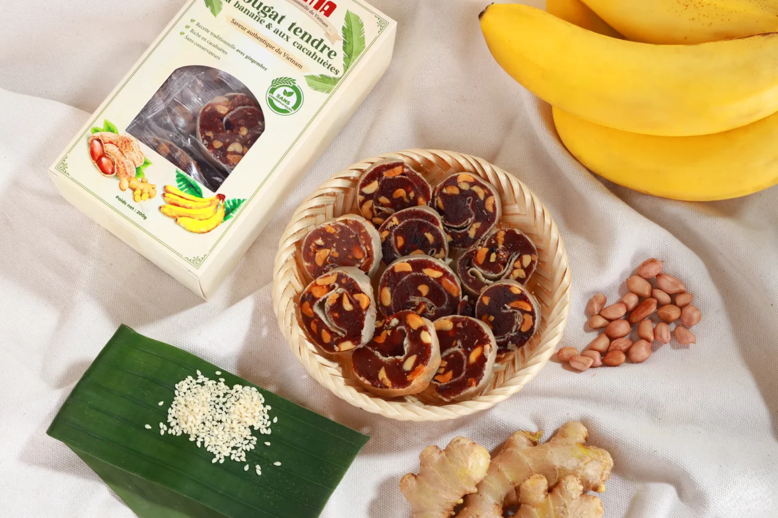 Corbeille de nougats VIVINA près d’un coffret, avec cacahuètes, sésame et gingembre