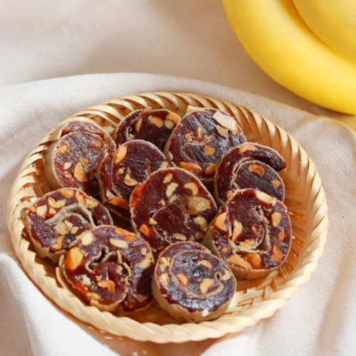 Corbeille de rondelles de nougat tendre à la banane et aux cacahuètes